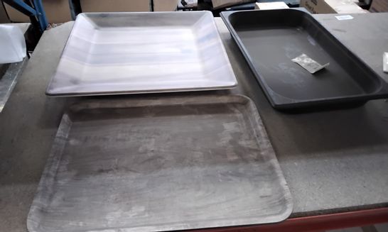 APPROXIMATELY 4 CATERING TRAYS INCLUDING FROSTONE MELAMINE SQUARE TRAY, CAMBRO TRAY MADEIRA 36X46CM, COOKING TRAY