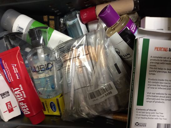 LOT OF APPROXIMATELY 20 ASSORTED HEALTH & BEAUTY ITEMS, TO INCLUDE BEETLES POLISH, VICHY PROTECTIVE SPRAY, FALSE NAILS, ETC