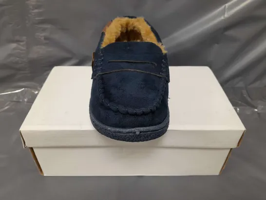 BOXED PAIR OF JO & JOE MINI KIDS SLIPPERS IN NAVY SIZE 12