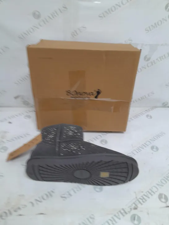 BOXED BONOVA GREY STAR SLIPPERS SIZE 7 