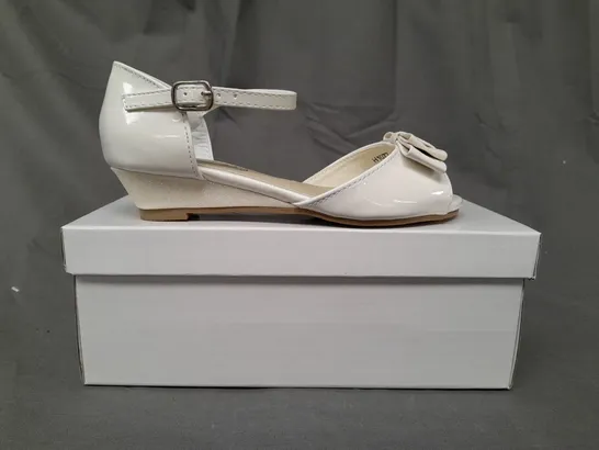 BOXED PAIR OF SPOT ON PEEP TOE PARTY SHOES IN WHITE W. GLITTER EFFECT EU SIZE 30