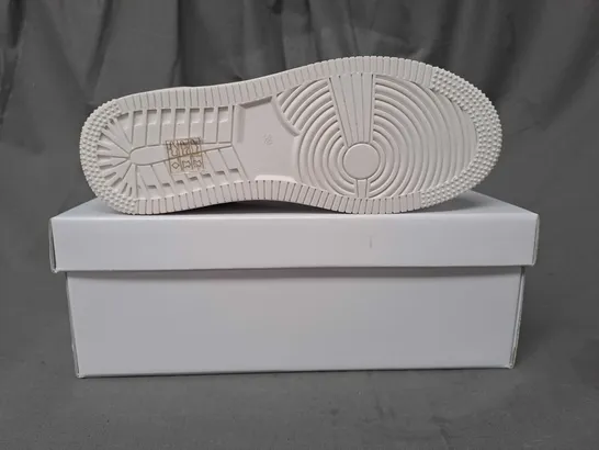 BOXED PAIR OF AADA STUDIOS SHOES IN WHITE/METALLIC SILVER EU SIZE 39