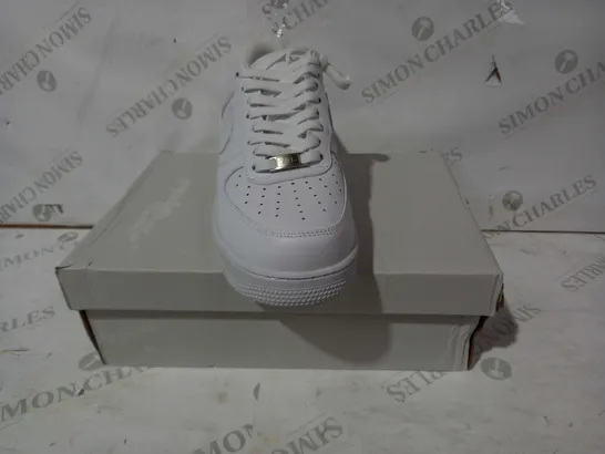 BOXED PAIR OF NIKE AIR FORCE 1 SHOES IN WHITE UK SIZE 9