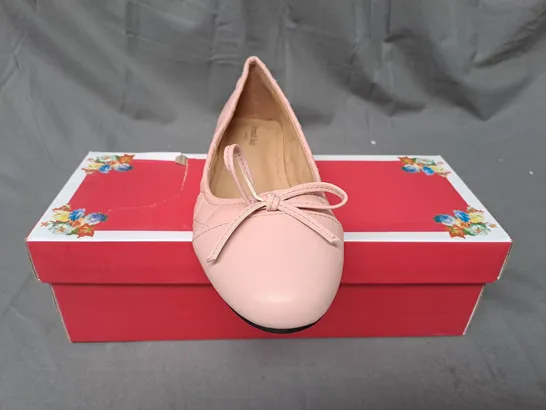 BOXED PAIR OF FRENCH SOLE QUILTED LEATHER FLAT SHOES IN PINK UK SIZE 5