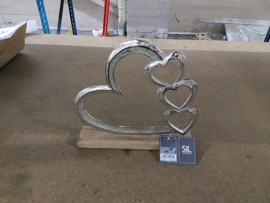 METAL SILVER FOUR HEART ORNAMENT ON WOODEN BASE 