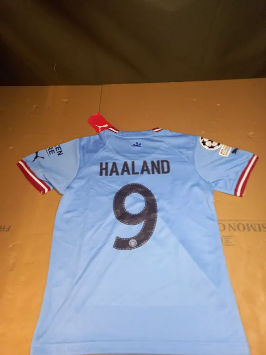 CHILDRENS MANCHESTER CITY FC FULL KIT SIZE 24 WITH HAALAND 9