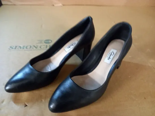 PAIR OF CLARKS NARRATIVE BLOCK HEELED SHOES - SIZE UNSPECIFIED 