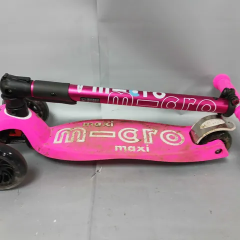 MAXI MICRO DELUXE FOLDABLE LED SCOOTER PINK