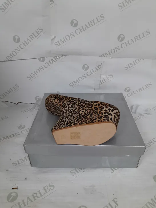BOXED PAIR OF CASSANDRA PLATFORM SHOE IN LEOPARD SUEDE SIZE 4