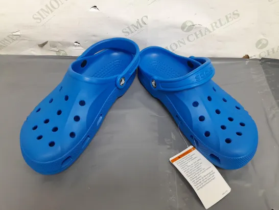 BOXED PAIR OF CROCS BAYA CLOGS IN BLUE UK SIZE M8/W9