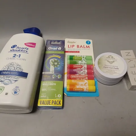 BOX OF APPROX 15 ASSORTED HEALTH AND BEAUTY ITEMS TO INCLUDE - LISSEAU LIP BALM - ORAL B CROSS ACTION TOOTHBRUSH HEADS - HEAD & SHOULDERS 2 IN 1 ETC