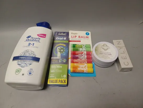 BOX OF APPROX 15 ASSORTED HEALTH AND BEAUTY ITEMS TO INCLUDE - LISSEAU LIP BALM - ORAL B CROSS ACTION TOOTHBRUSH HEADS - HEAD & SHOULDERS 2 IN 1 ETC