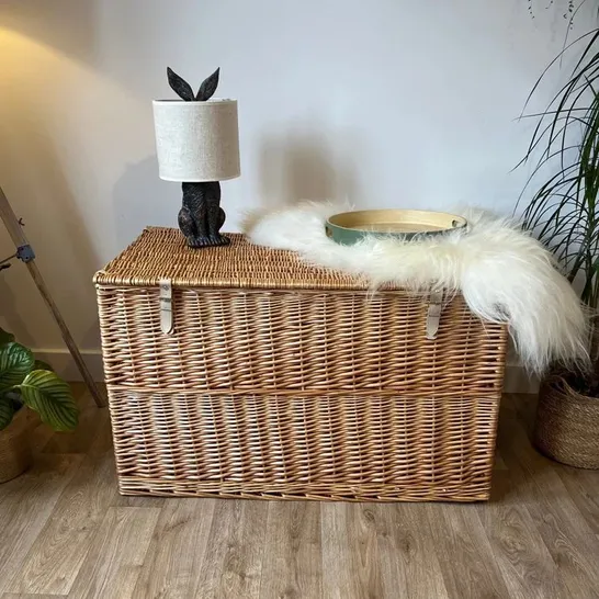 BOXED ELDINE LARGE WICKER STORAGE TRUNK BASKET WITH LID - NATURAL (1 BOX)