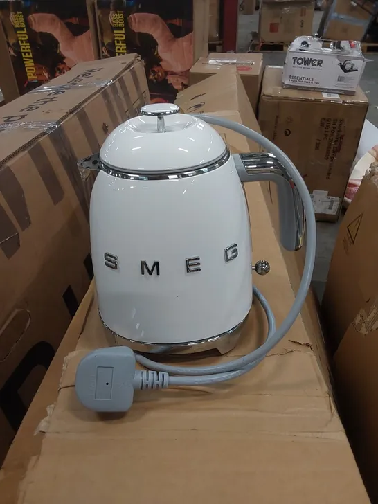 BOXED SMEG RETRO 50'S STYLE JUG KETTLE