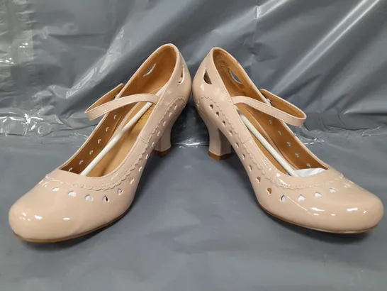 BOXED PAIR OF AJVANI CLOSED TOE HEELED SHOES IN NUDE SIZE 7