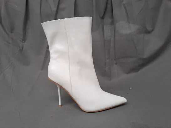 BOXED PAIR OF PRETTY LITTLE THING POINTED TOE MID HEEL ANKLE BOOTS IN WHITE UK SIZE 7