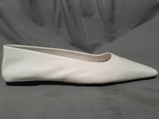 BOXED PAIR OF TOPSHOP SQUARED TOE BALLET FLATS IN OFF-WHITE EU SIZE 39