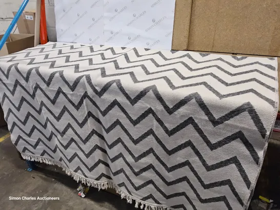 LADAISHA COTTON GREY ZIG ZAG RUG 180 × 280