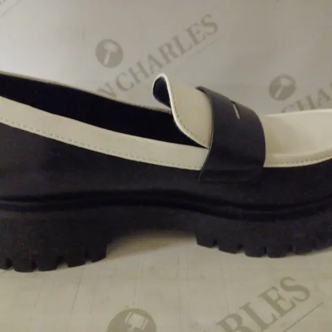 BOXED PAIR OF KOI WOMEN'S WILLOW MONOCHROME LOAFERS SIZE 6