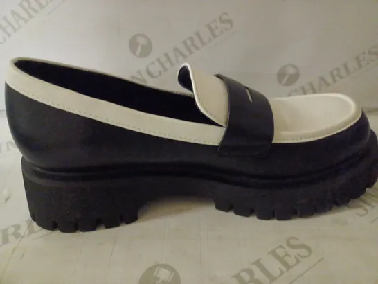 BOXED PAIR OF KOI WOMEN'S WILLOW MONOCHROME LOAFERS SIZE 6