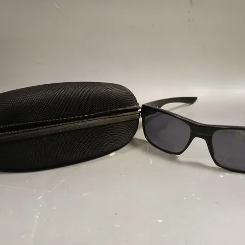 OAKLEY TWOFACE BLACK FRAMED SUNGLASSES 