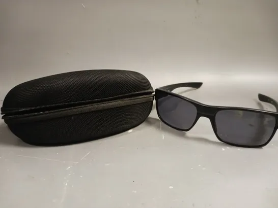 OAKLEY TWOFACE BLACK FRAMED SUNGLASSES 