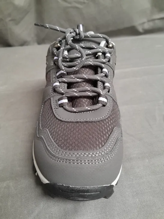 BOXED PAIR OF MOUNTAIN WAREHOUSE WOMENS WIDE FIT WALKING SHOES SIZE UK 4