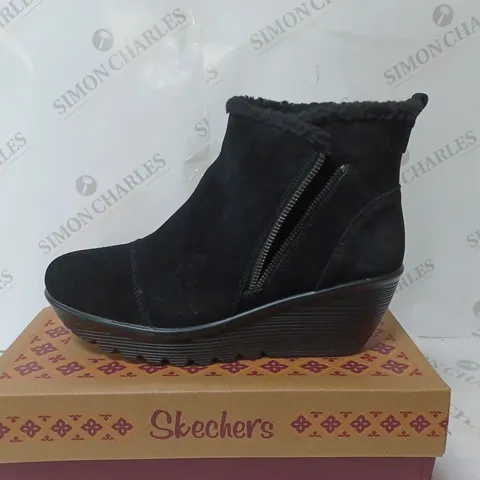 BOXED PAIR OF SKECHERS PARALLEL OFF HOURS SIDE ZIP BOOT BLACK SIZE 5.5