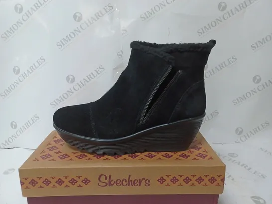 BOXED PAIR OF SKECHERS PARALLEL OFF HOURS SIDE ZIP BOOT BLACK SIZE 5.5