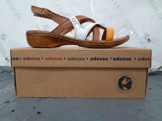 BOXED PAIR OF ADESSO TAYLOR STRAPPY SANDALS IN TAN SIZE 5