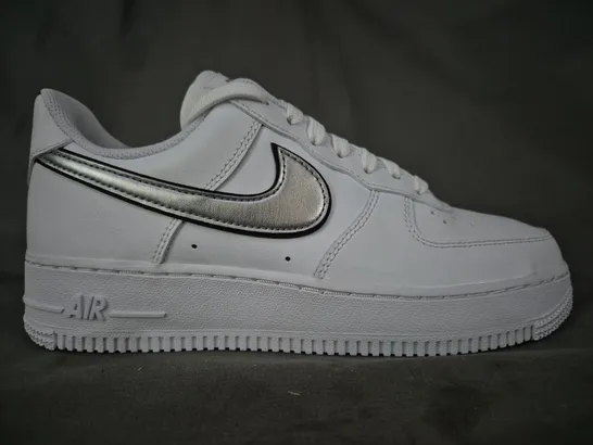 BOXED PAIR OF NIKE WOMEN'S AIR FORCE 1 '07 ESS SHOES IN WHITE/METALLIC SILVER UK SIZE 5.5