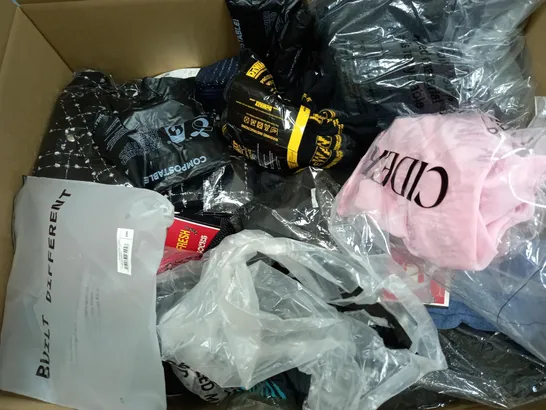 BOX OF APPROXIMATELY 25 ASSORTED CLOTHING ITEMS TO INCUDE - SOCKS , JUMPERS , T-SHIRTS , TROUSERS,ECT 