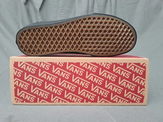 BOXED PAIR OF VANS WARD SHOES IN BLACK UK SIZE 9.5