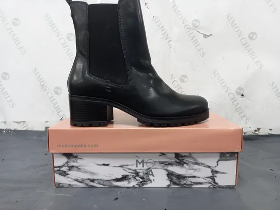 BOXED PAIR OF MODA IN PELLE CHUNKY HEEL CHELSEA BOOTS IN BLACK SIZE 6