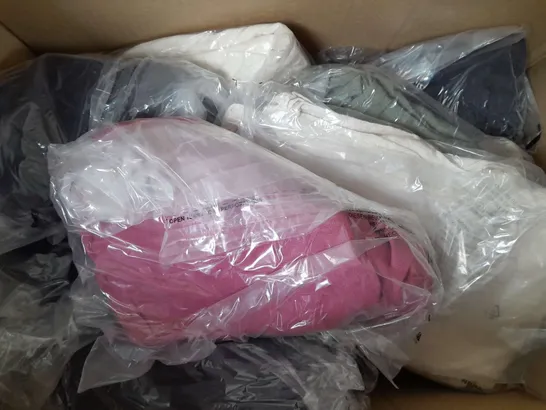 BOX OF APPROXIMATELY 15 ASSORTED CLOTHING AND FASHION ITEMS IN VARIOUS STYLES, SIZES, AND COLOURS