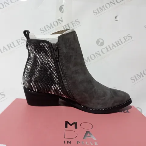 BOXED PAIR OF MODA IN PELLE KATREENA CRYSTAL ANKLE BOOTS IN DARK GREY UK SIZE 5