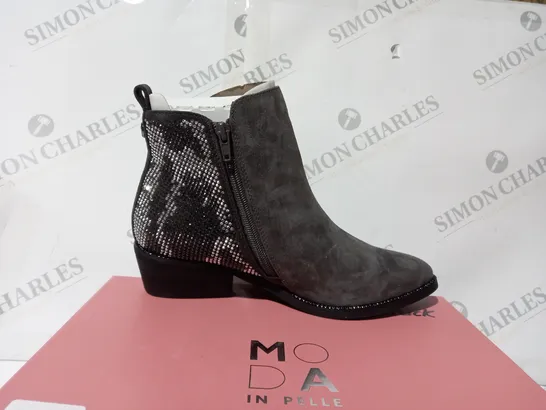 BOXED PAIR OF MODA IN PELLE KATREENA CRYSTAL ANKLE BOOTS IN DARK GREY UK SIZE 5