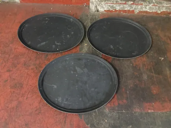 LOT OF 3x LARGE NON-SLIP SERVING TRAYS