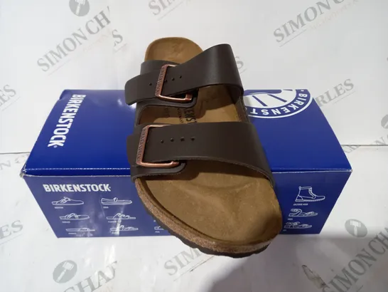 BOXED PAIR OF BIRKENSTOCK ARIZONA BS OPEN TOE SANDALS IN BROWN UK SIZE 7.5