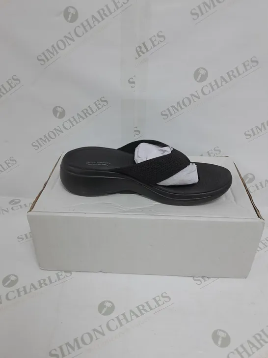 BOXED PAIR OF SKETCHERS ARCHFIT SANDAL SIZE 7 IN BLACK 