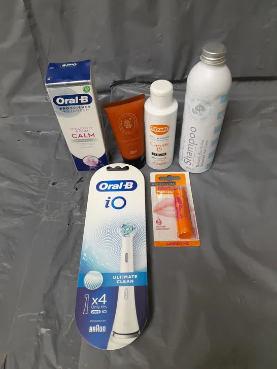 APPROXIMATELY 20 ASSORTED COSMETICS PRODUCTS TO INCLUDE - ORAL B IO REPLACEMENT TOOTHBRUSH HEADS - MAYBELLINE BABY LIPS LIP BALM - SUPER NUTRIENT SHAMPOO - ETC 