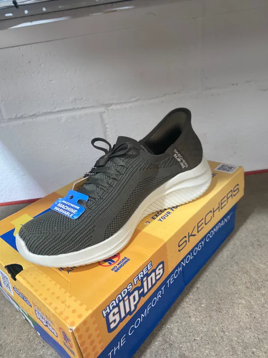 BOXED PAIR OF SKECHERS AIR-COOLED MEMORY FOAM TRAINERS SIZE 4