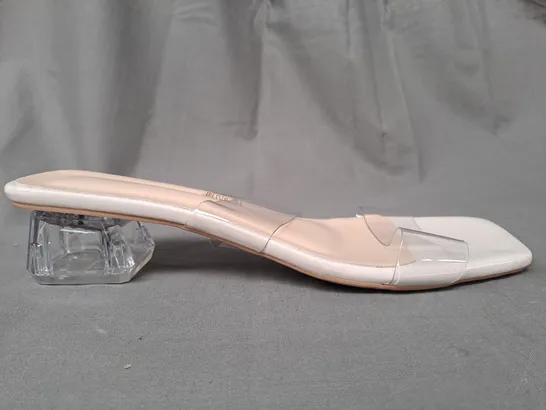 BOXED PAIR OF DESIGNER OPEN TOE LOW HEEL SANDALS IN BEIGE W. CLEAR STRAPS EU SIZE 43