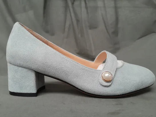 BOXED PAIR OF CASTAMERE CLOSED TOE BLOCK HEEL SHOES IN PALE BLUE EU SIZE 38