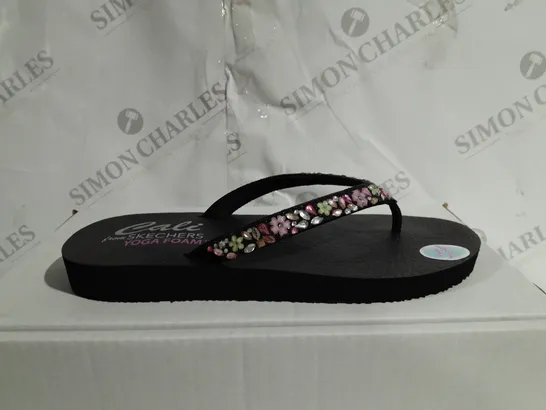 SKECHERS YOGA FOAM SANDALS BLACK AND FLORAL SIZE 6