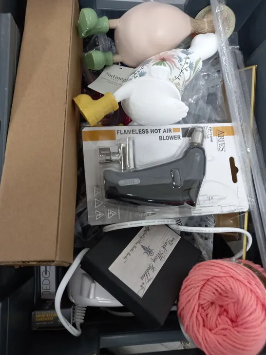 BOX OF APPROXIMATELY 15 ASSORTED ITEMS TO INCLUDE - DUCK FIGURES, YARN, RUSSELL HOBBS MEAT CUTTER ETC