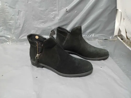 BOXE PAIR OF HOTTER 5 1/2 BLAVCK ANKLE BOOTS 