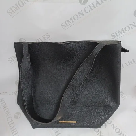 FRENCH CONNECTION STRAP BAG IN BLACK 