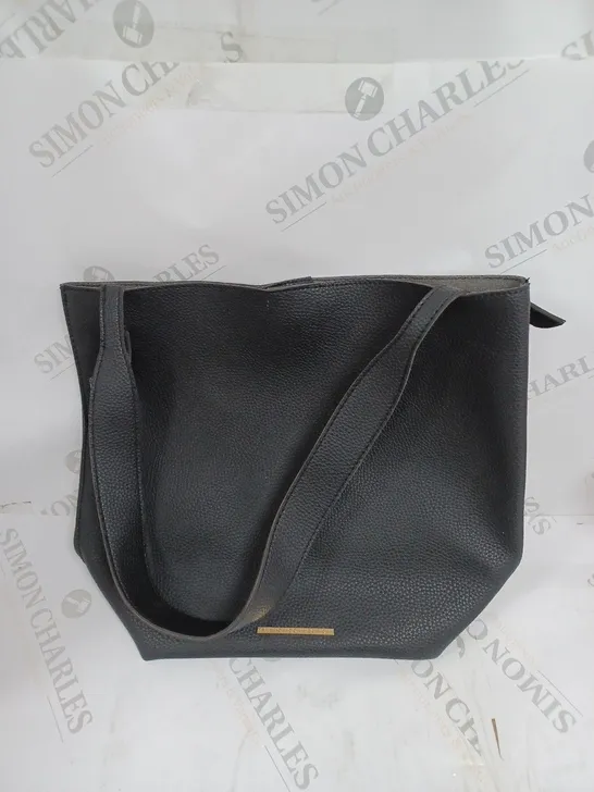 FRENCH CONNECTION STRAP BAG IN BLACK 