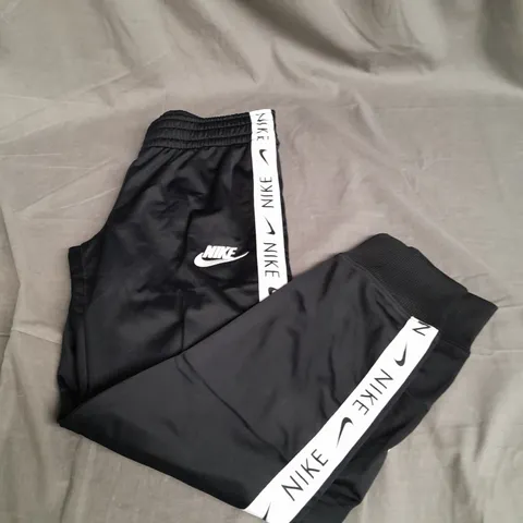 NIKE KIDS LARGE STANDARD FIT TRACKPANTS 